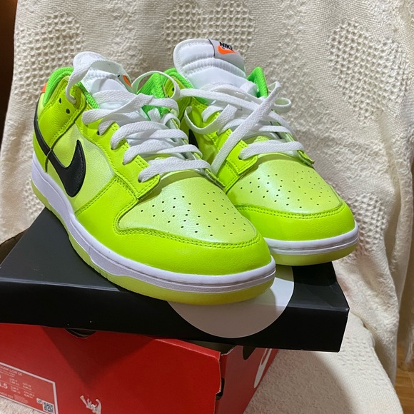 nike neon green tennis shoes